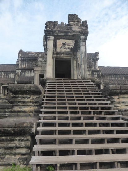 Südtreppe - für Touristen als Holztreppe ausgearbeitet - denn die Originalstufen sind z.T. sehr hoch