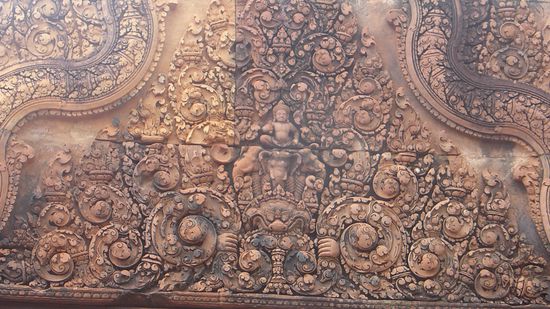 der Fenstersturz an der ersten Gopura zeigt Indra auf einem dreiköpfigen Elefanten