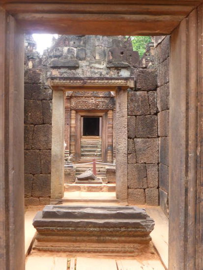 Ist man durch die Gopura hindurchgegangen, so befindet man sich auf einem schmalen Weg, der auf die erste noch vorhandene Tempelmauer zuführt.