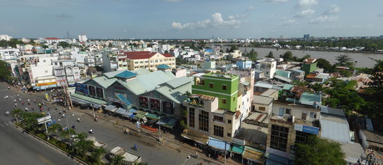 vom Balkon unseres Zimmers haben wir einen guten Überblick über die Hauptstadt der Provinz des Mekong-Deltas