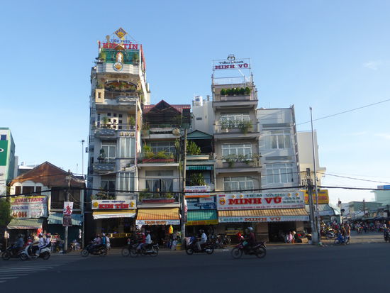 kann man die enge, hohe Bauweise in den Städten noch verstehen, so findet man sie unverständlicherweise auch auf dem Lande