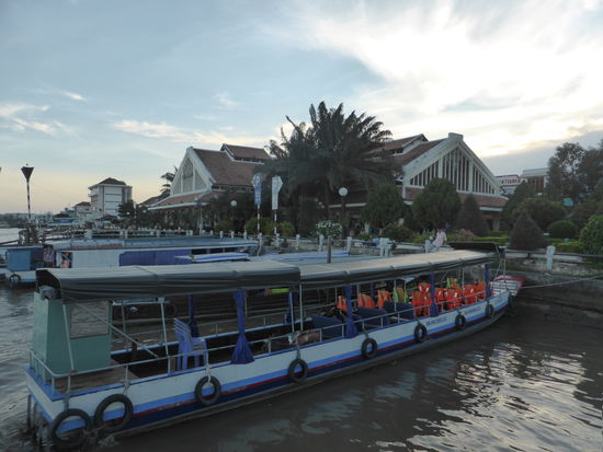 gleich vor der Markthalle ist auch der Bootsanleger