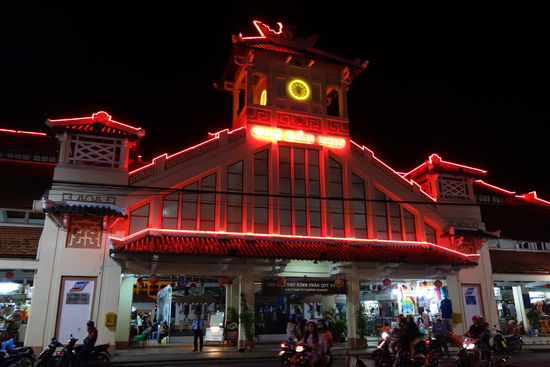 stadtwärts gerichtete Fassade der Markthalle - vor ihr und in ihr findet auch der Nachtmarkt statt