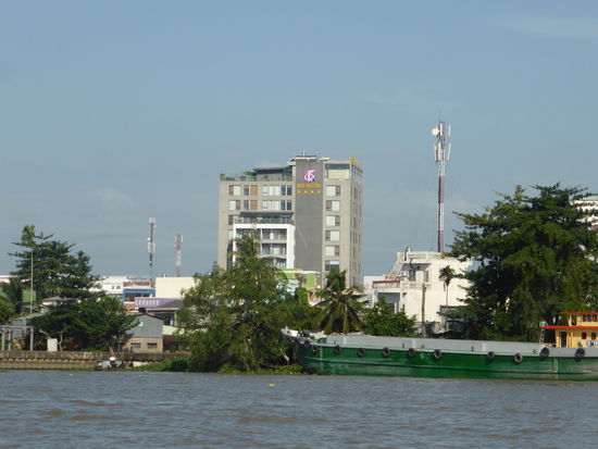 unser Isis Hotel vom Fluss aus gesehen