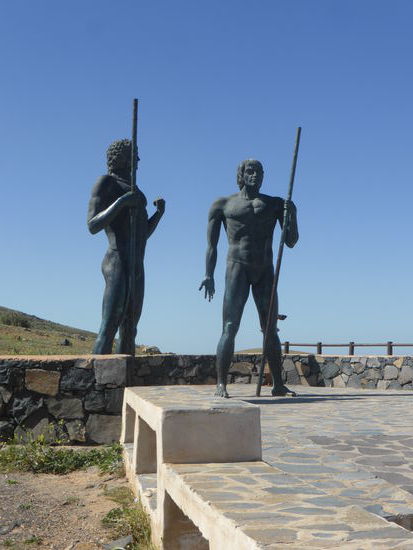 stehen zwei viereinhalb Meter hohe Bonzeskulpturen - sie stellen Guize und Ayose dar, die letzten beiden Könige der Ureinwohner