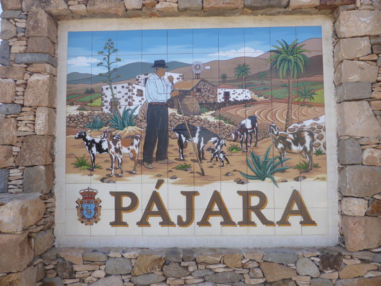 am westlichen Ortseingang begrüßt uns ein tolles Ortsschild mit Ziegenhirt