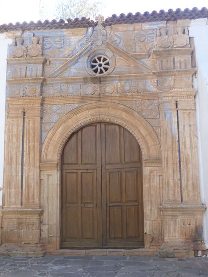 Details wie Sonnensymbole, Schlangen, Raubtiere und mit Federn geschmückte Köpfe von Indios kann man erkennen (besser jedoch auf der Webseite)