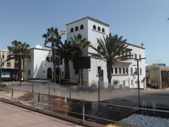Ebenso das Rathaus gegenüber mit Wasserspielen in der Straße