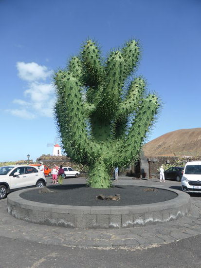 Riesenkaktus - geschaffen vom großen Künstler Lanzarotes César Manrique