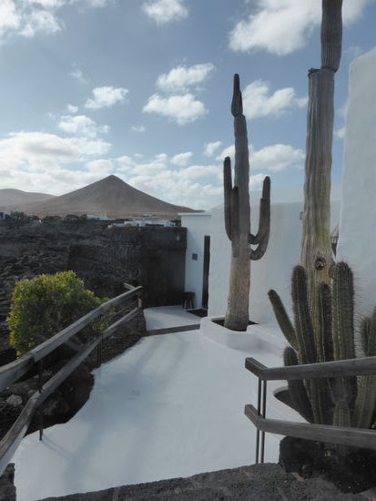 Über eine Balustrade geht es mit Blick auf den kleinen Pool