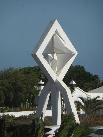 nahe des Eingangs findet man zwei Windspiele als bewegliche Skulpturen