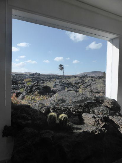 beeindruckend hingegen ist der Blick aus einem Fenster, das in die Lava hineingesetzt wurde
