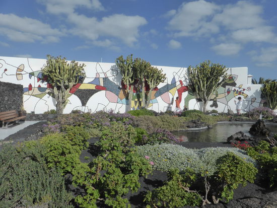 großes Wandgemälde vonm Manrique aus dem Jahre 1992 im Garten