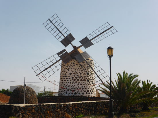 Molino - der männliche Mühlentyp - runder Steinbau mitb einem Dachaufsatz aus Holz oder Blech, an dem die Flüghel befestigt sind.