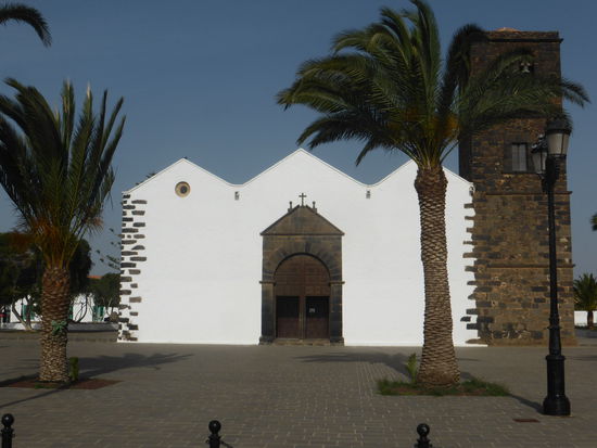 auf die Renaissance verweisen die Verzierungen am Hauptportal sowie die Rundbogen über den seitlichen Eingängen