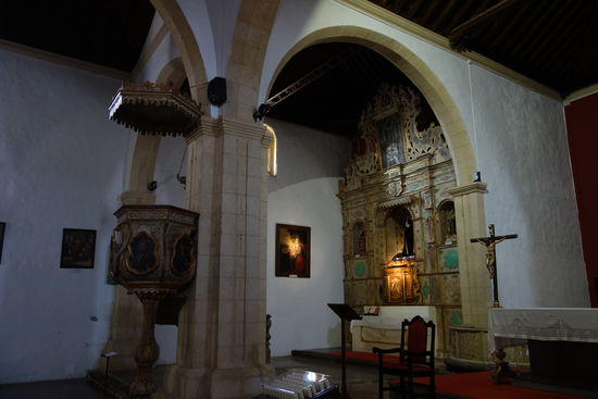 eigenartig ist, dass der Prunkaltar im Seitenschiff steht