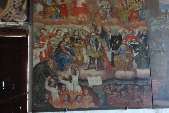 die Malereien (18. Jh.) an den Seitenwänden der Kapelle zeigen Stationen aus dem Leben des Heiligen