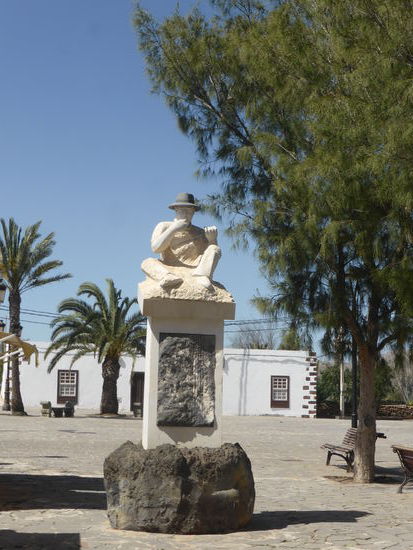 auf dem Kirchplatz machen die Timple-Spleler auf sich aufmerksam, eine Plastik von luan Miguel Cubas