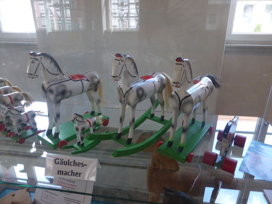 Die typischen Merkmale der »Odenwälder Gäulchen" sind der walzenförmige Körper, die steifen Beine (von einem gedrechselten Rundholz abgespalten und im Gegensatz zu den Pferden Thüringens nicht mit Masse modelliert) und vor allem die Bemalung mit dem traditionellen Apfelschimmelmuster, dem roten Sattel und bei Bedarf der blauen Satteldecke.