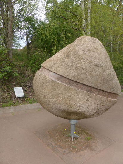 Drehstein - zwei Tonnen schwerer Granitstein als typisches Odenwaldgestein - durch die Konstruktion leicht per Hand drehbar