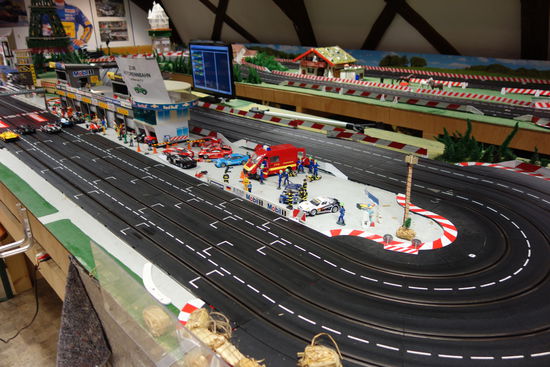 neben der Kartbahn gibt es eine riesige Modelleisenbahnanlage