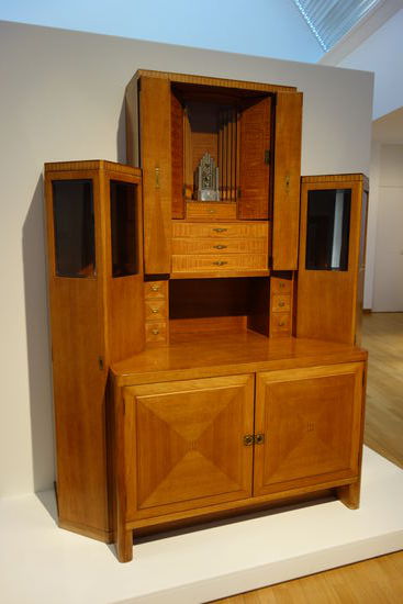 Schrank von Albin Müller - 1907-1909 - Nußbaum mit Intarsien - goldene Messingbeschläge