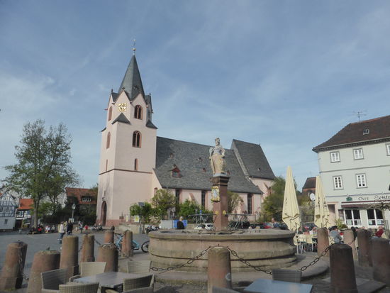 Marktplatz mit ev. Stadtkirche und Bietjungfer-Brunnen