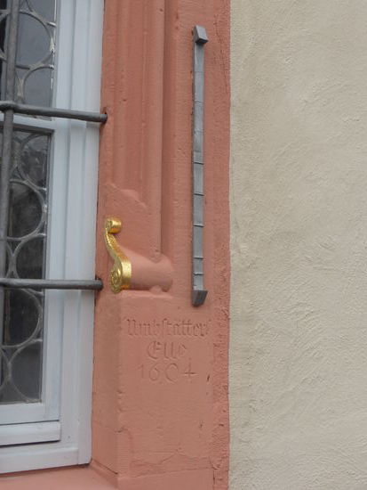 Umstädter Elle von 1604 - eine Tuchmacherelle - an der Südfassasde des Rathauses