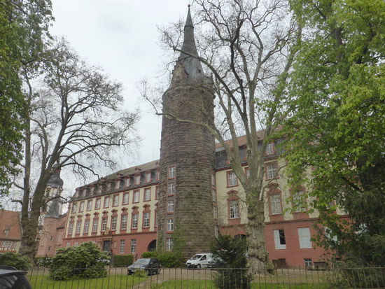 der Rundgang endet wieder am gräflichen Schloß mit mächtigem Wehrturm