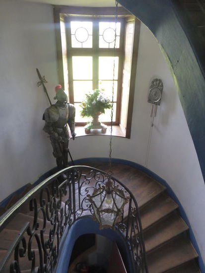 wird von einem Ritter in Rüstung 'überwacht