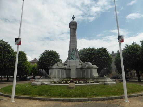Zu Beginn überqueren wir einen Platz mit einem Kriegerdenkmal für die gefallenen Soldaten des I. WK - auch wenn wir vorher gerade gelesen haben, dass bei Sedan schon 1870 und auch 1940 Schlachten in Kriegen zwischen Deutschland und Frankreich stattfanden.