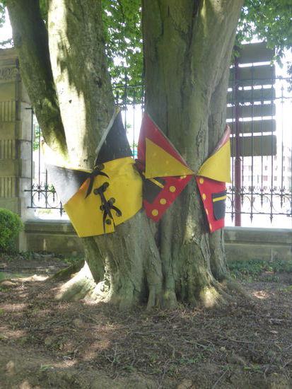 Dekorationen an und in den Bäumen