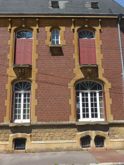 interessant ist die Konstruktion der Fensterläden, die in einer Schiene in den Laibungen geführt werden