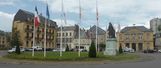 Place Turenne diekt an der Maasbrücke gelegen