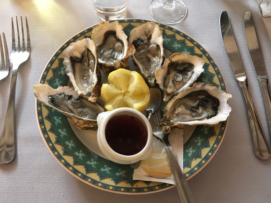 ich bekomme nach langer Zeit noch einmal wieder Austern - sowohl mit Zitrone als auch mit Rotweinvinaigrette
