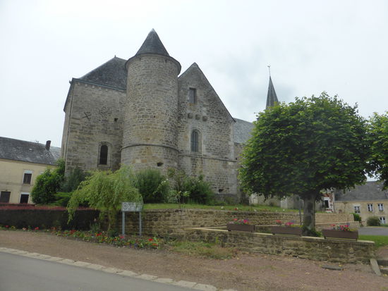 Eglise fortifiée Saint Laurent  - 49° 49′ 07″ N / 04° 24′ 05″ O