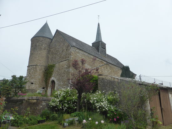 auch sie liegt - geschützt durch den Turm - wieder auf einem Hügel in der Mitte des Dorfes