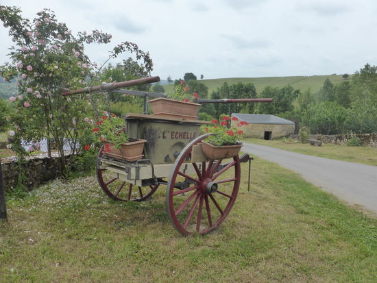 da wäre zunächst das restaurierte alte ungewöhnlich konstruierte Waschhaus