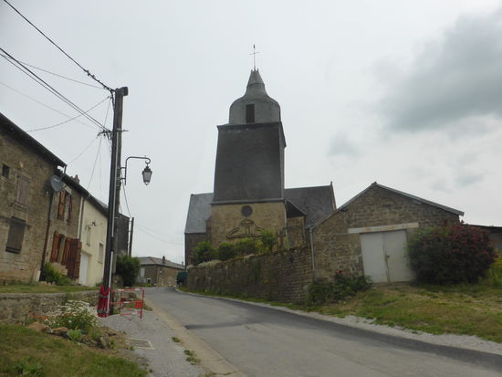 als auch dIie Kirche mit einem schiefen Turm