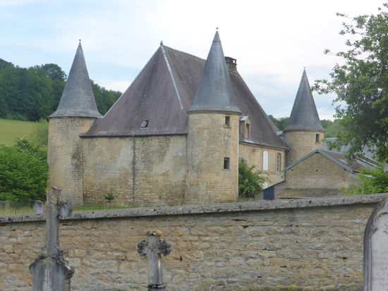 das benachbarte Schloß ist ziemlich heruntergekommen und beherbergt einen Bauernhof