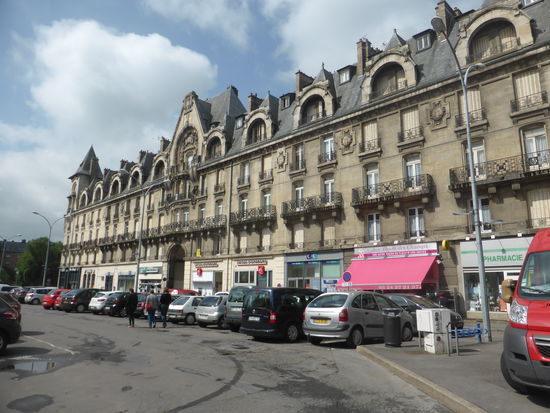 und gegegnüber ein größerer Wohnkomplex mit Banken und Infrastruktur.