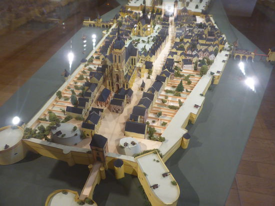 Modell des befestigten Viertels um die Basilika (musée d'ardennes)