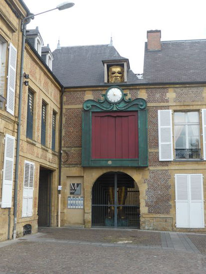 der große Marionettist - heute sind nur Füße und Kopf zu sehen