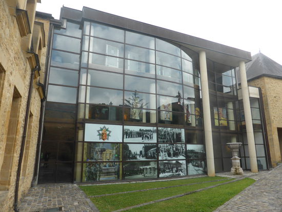 Hinter dem Durchgang befindet sich direkt das Museum  - ich dachte für Marionetten - aber es handelt sich um das umfangreiche Museum des Ardennes- in dem sich allerdings auch eine Marionettensammlung befindet