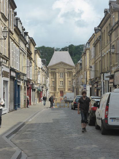 Blick vom Place Ducale nordwärts auf das Museé Rimbaud