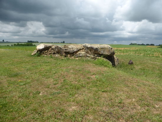 die drei Decksteine wiegen mehr als 10 to und schützen zwei Kammern