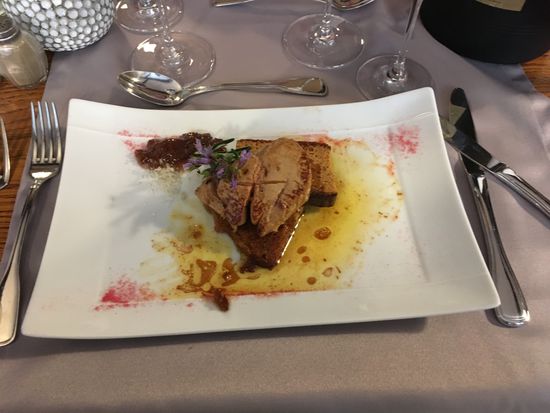 die foie gras mit-cuit wird auf Honigkuchenscheibe serviert