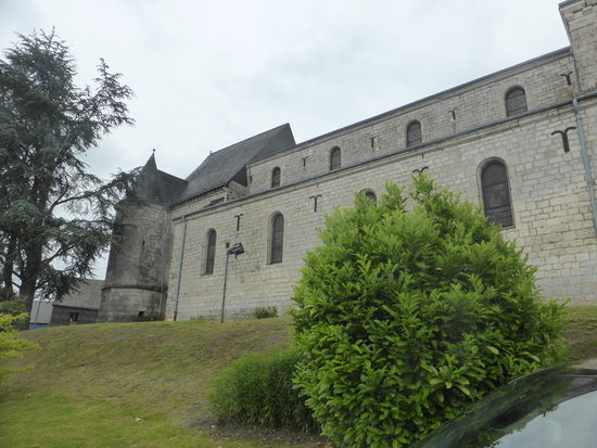 man beachte die unterschiedlichen Höhen der einzelnen Bauabschnitte - ein typisches Muster der Region