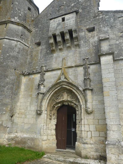 Westportal im gotischen Flamboyant-Stil -  darüber eine sog. bréteche (übersetzt: Pförtnerhaus) - Erker mit Pechnasen