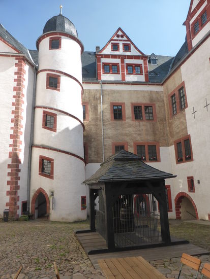 der Brunnen geht auf das 12. Jh. zurück - von 1470 - 1475 teufte ihn der Freiberger Bergnmeister Thorwenzel mit seinen Gehilfen von 31 Metern auf seine heutige Tiefe von 53 Metern ab - durch den stetigen Zufluss von Quellwasser liegt der Wasserspuiegel bei ca. 20 Metern